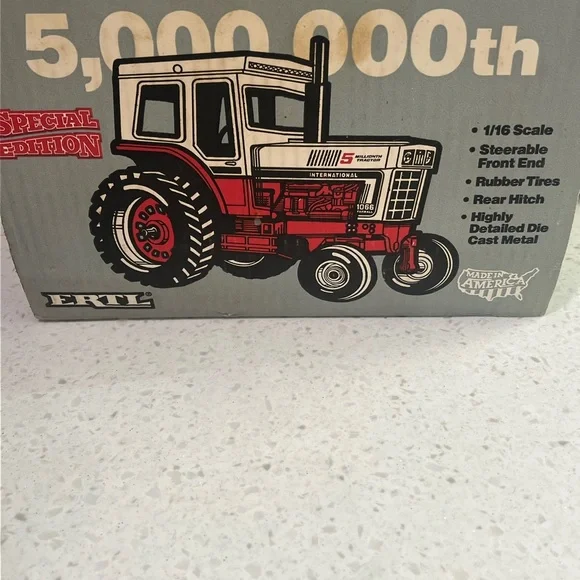 International 1066 5,000,000th 1/16 scale ERTL Tractor in box - Picture 4 of 4